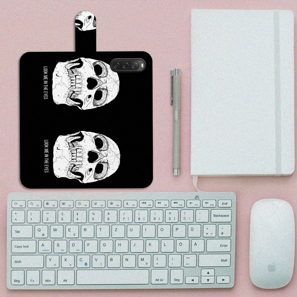 Telefoonhoesje met Naam Sony Xperia 10 V Skull Eyes, uniek ontwerp met schoenen op een zwart achtergrond.