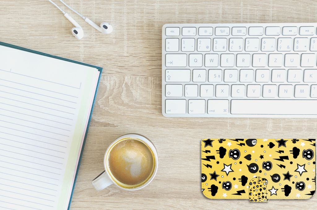 Telefoonhoesje met Naam iPhone 15 Plus Punk Geel bovenaanzicht bureau koffie notitieboek toetsenbord