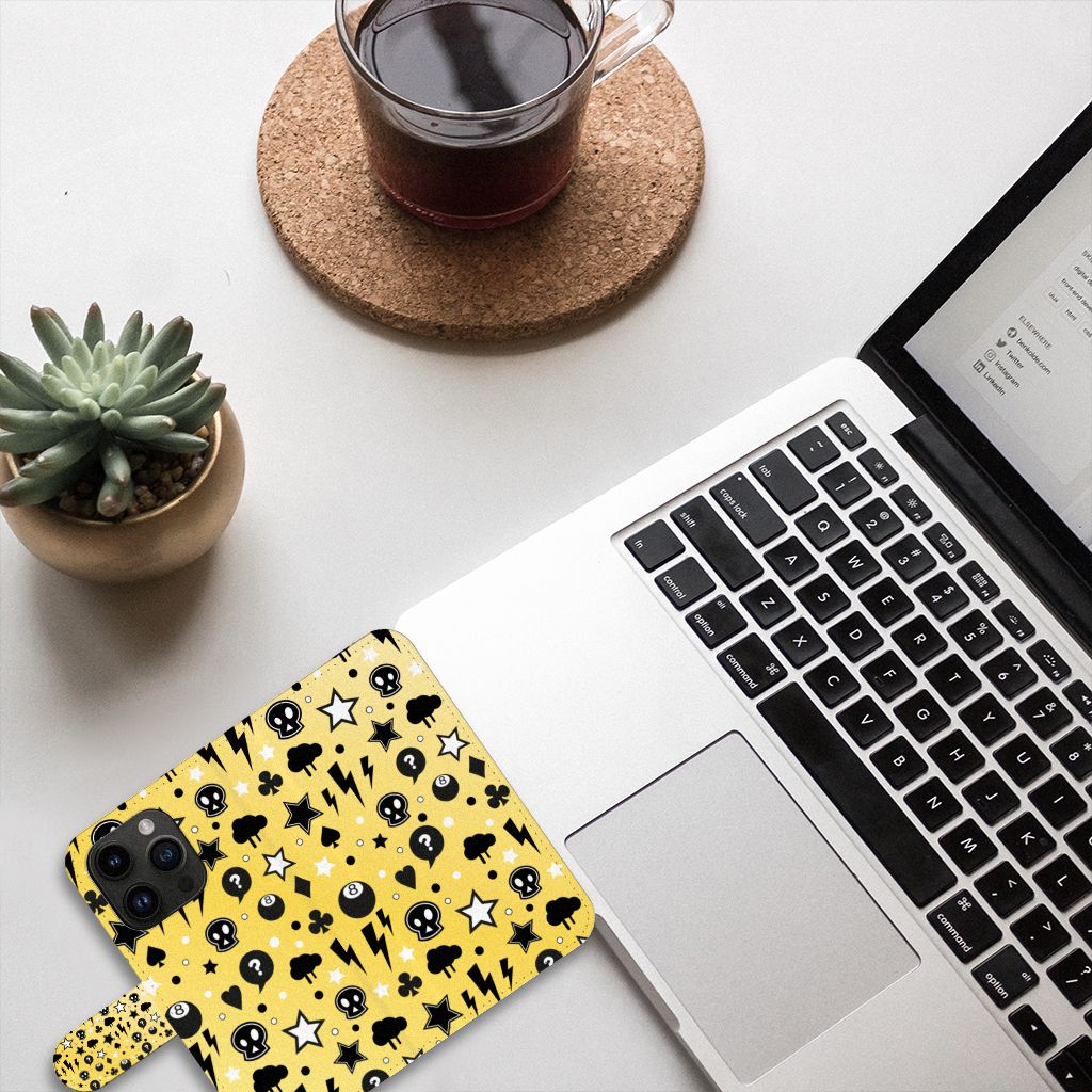 Telefoonhoesje met Naam iPhone 15 Pro Punk Geel op bureau met laptop en koffie, kleurrijk design met sterren en symbolen 🌟.