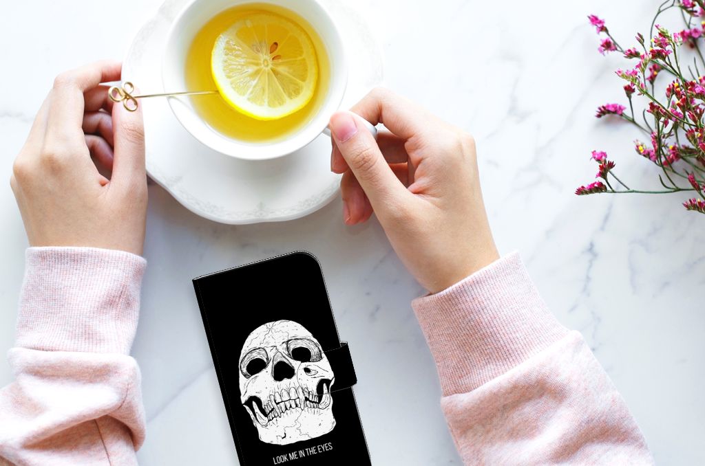 Telefoonhoesje met Naam iPhone 15 Skull Eyes met opvallend skull design en handen met een kop thee.