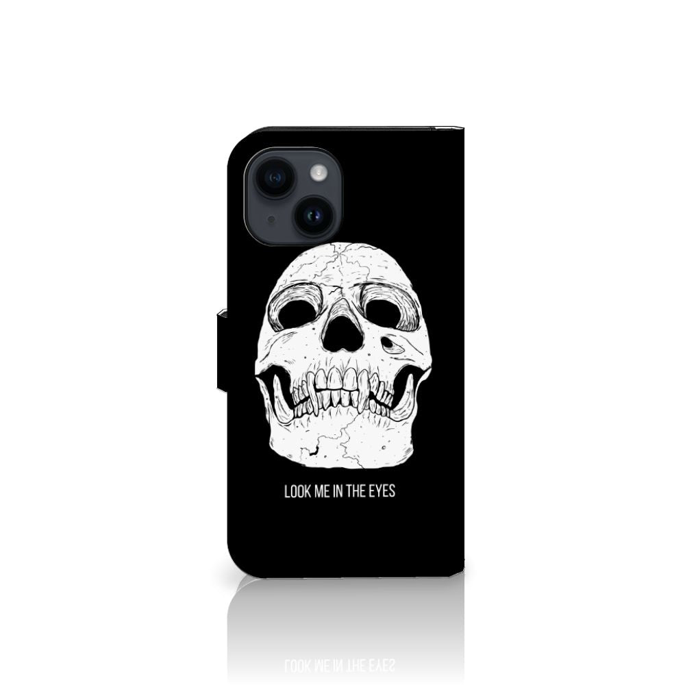 Telefoonhoesje met Naam iPhone 15 Skull Eyes met een ontwerp van een schedel en tekst 'LOOK ME IN THE EYES'.