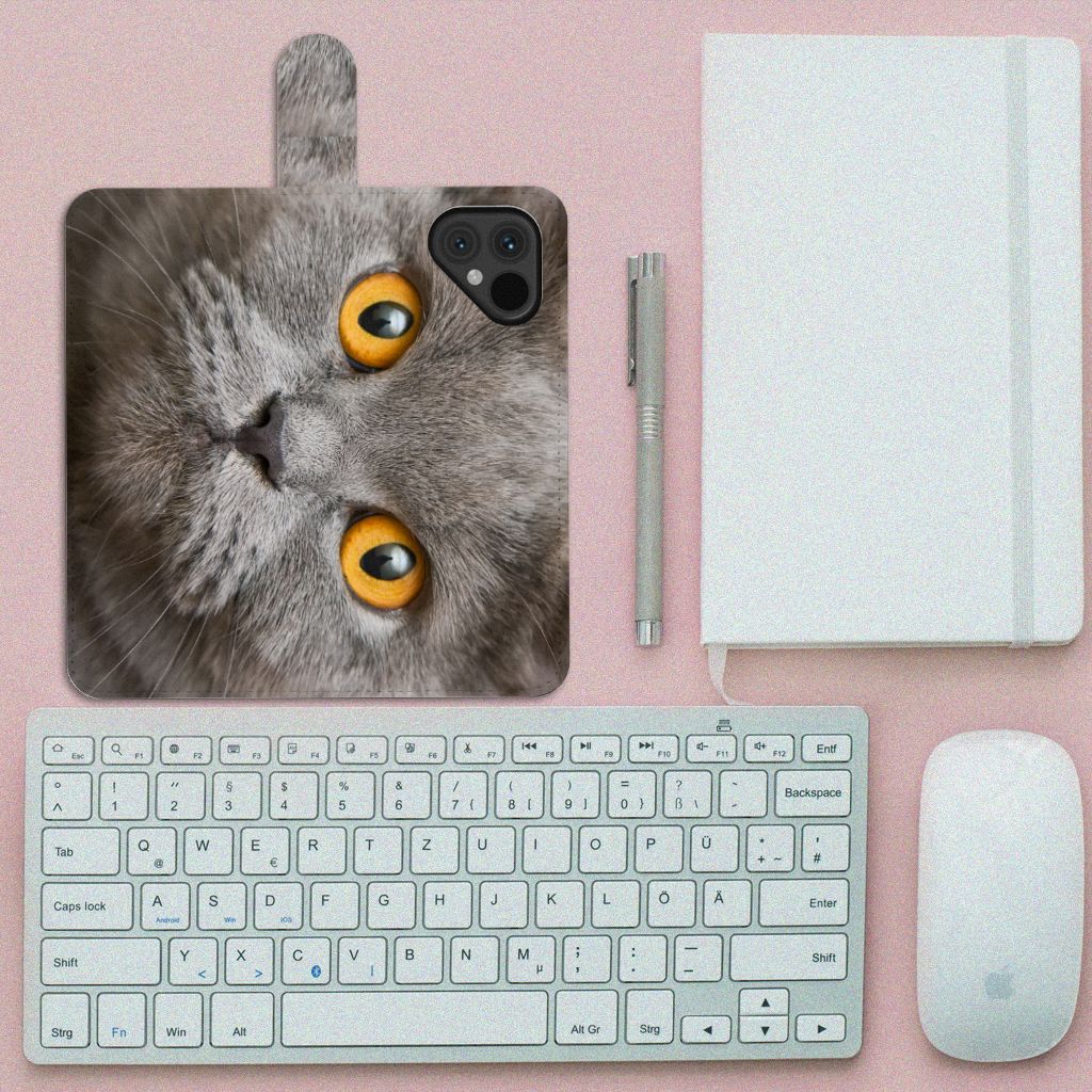 Telefoonhoesje met Pasjes Fairphone 5 Britse Korthaar op een bureau met toetsenbord en notitieboek.