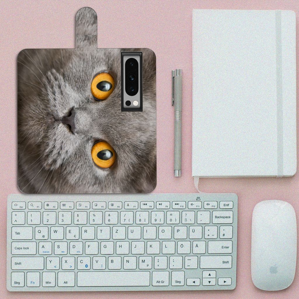 Telefoonhoesje met Pasjes Google Pixel 8 Pro Britse Korthaar op een bureau met toetsenbord en notitieboek.