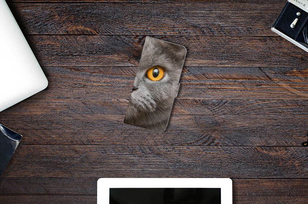Telefoonhoesje met Pasjes Nokia C32 Britse Korthaar met indrukwekkende kattenprint op houten tafel.