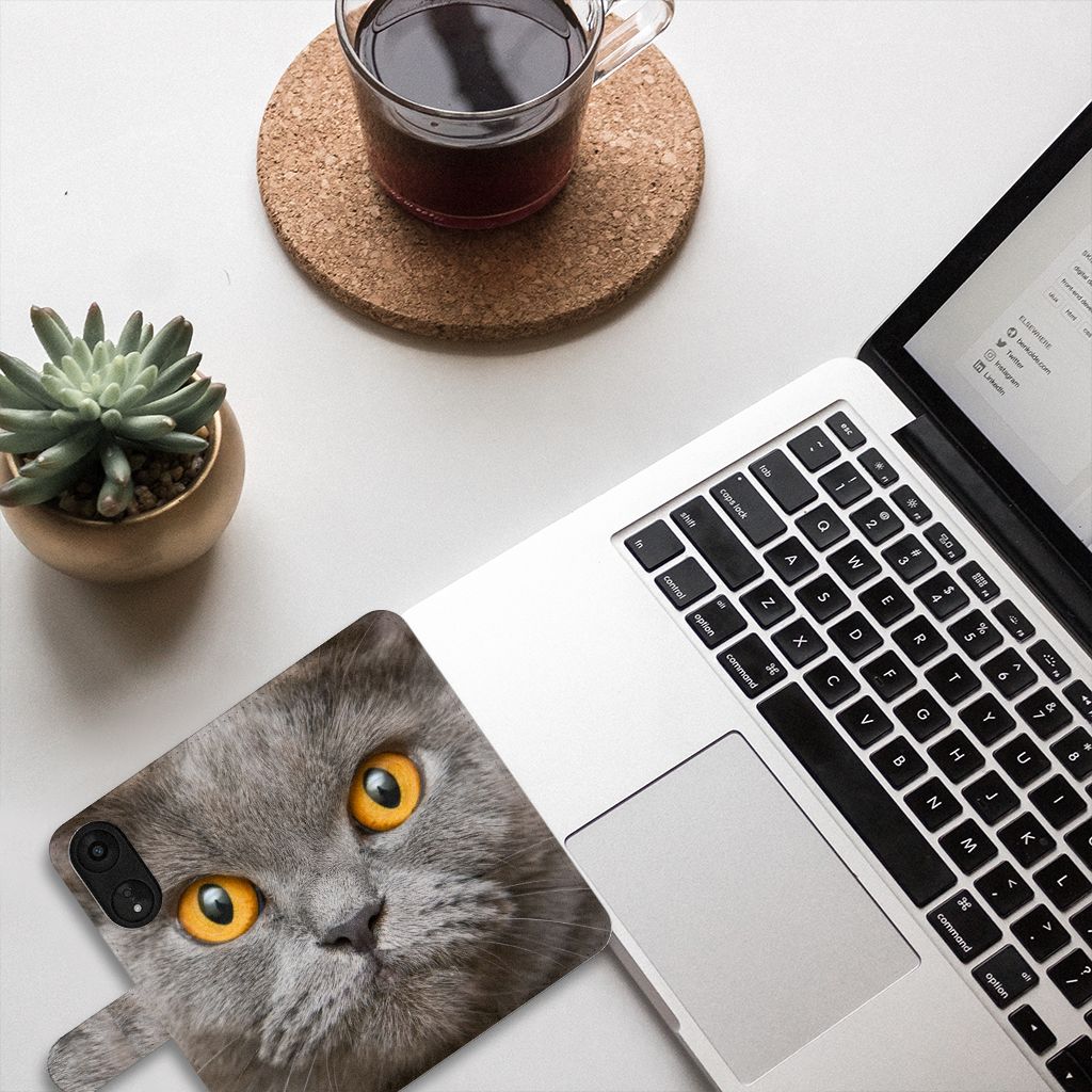 Telefoonhoesje met Pasjes OPPO A78 5G | A58 5G Britse Korthaar met kattenprint op een bureau met laptop en drankje.