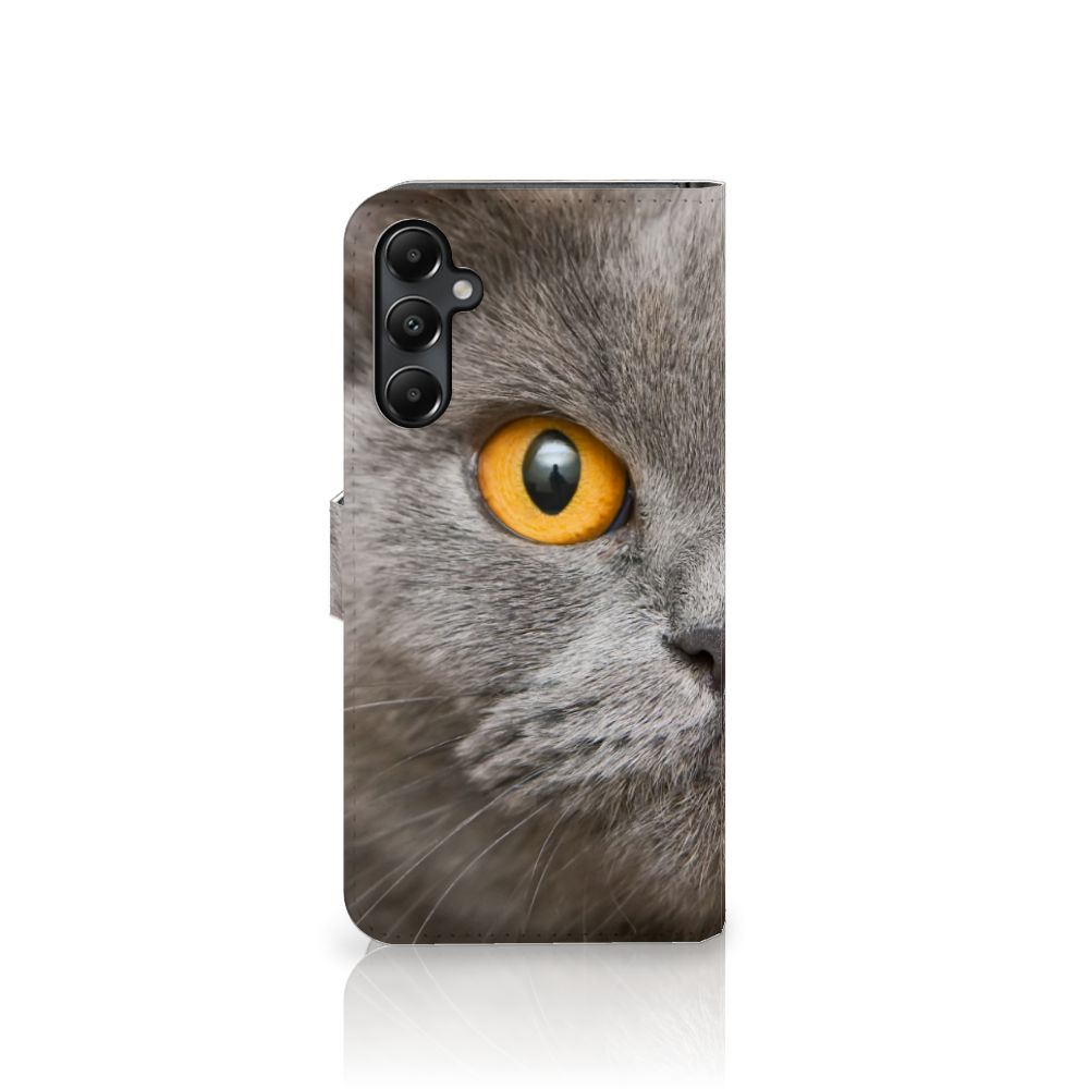 Telefoonhoesje met Pasjes Samsung Galaxy A05s Britse Korthaar met afbeelding van grijze kat met gele ogen.
