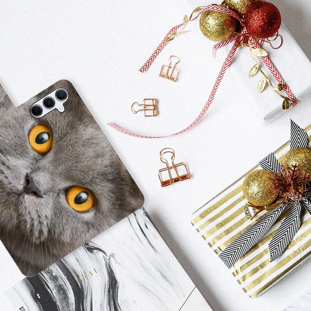 Telefoonhoesje met Pasjes Samsung Galaxy A55 Britse Korthaar met grijze kat op een tafel met kado's