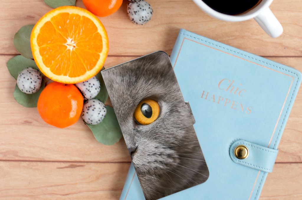 Telefoonhoesje met Pasjes Xiaomi 13 Pro Britse Korthaar met kattenontwerp naast fruit en notitieboek.