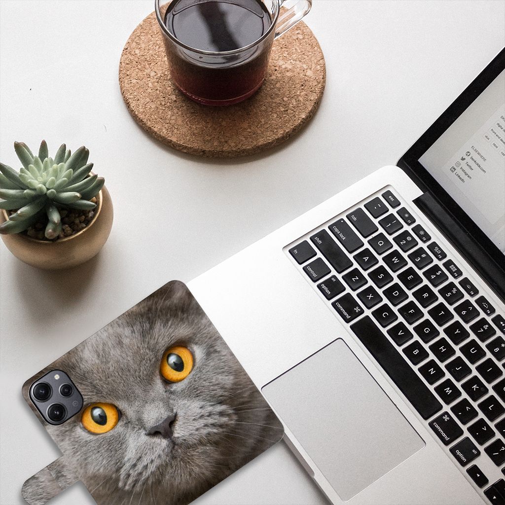 Telefoonhoesje met Pasjes Xiaomi Redmi 12 Britse Korthaar op bureau bij laptop en plant
