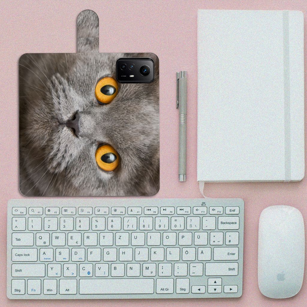 Telefoonhoesje met Pasjes Xiaomi Redmi Note 12S Britse Korthaar met grijze kat en gele ogen op bureau