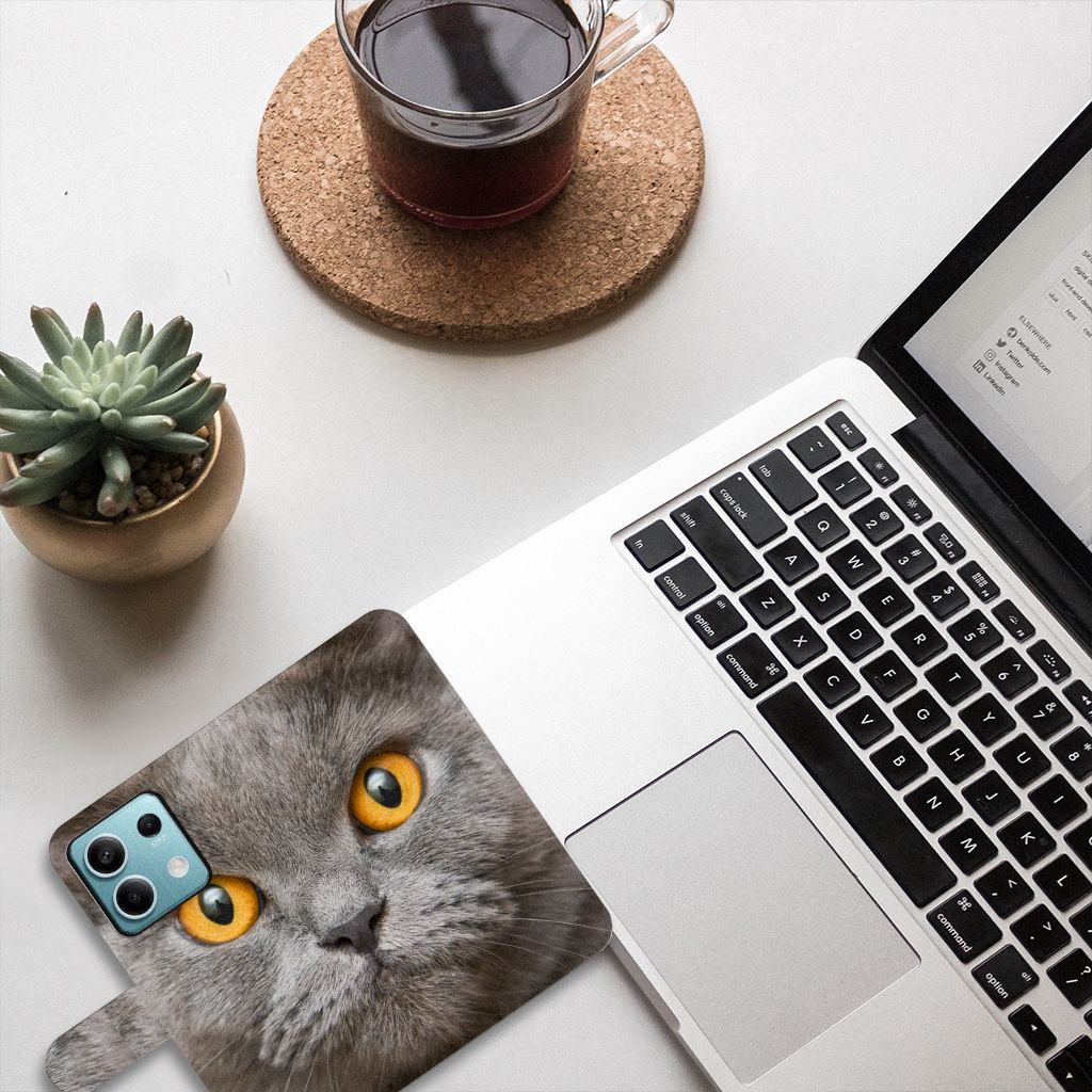 Telefoonhoesje met Pasjes Xiaomi Redmi Note 13 5G Britse Korthaar op bureau met laptop en plant.