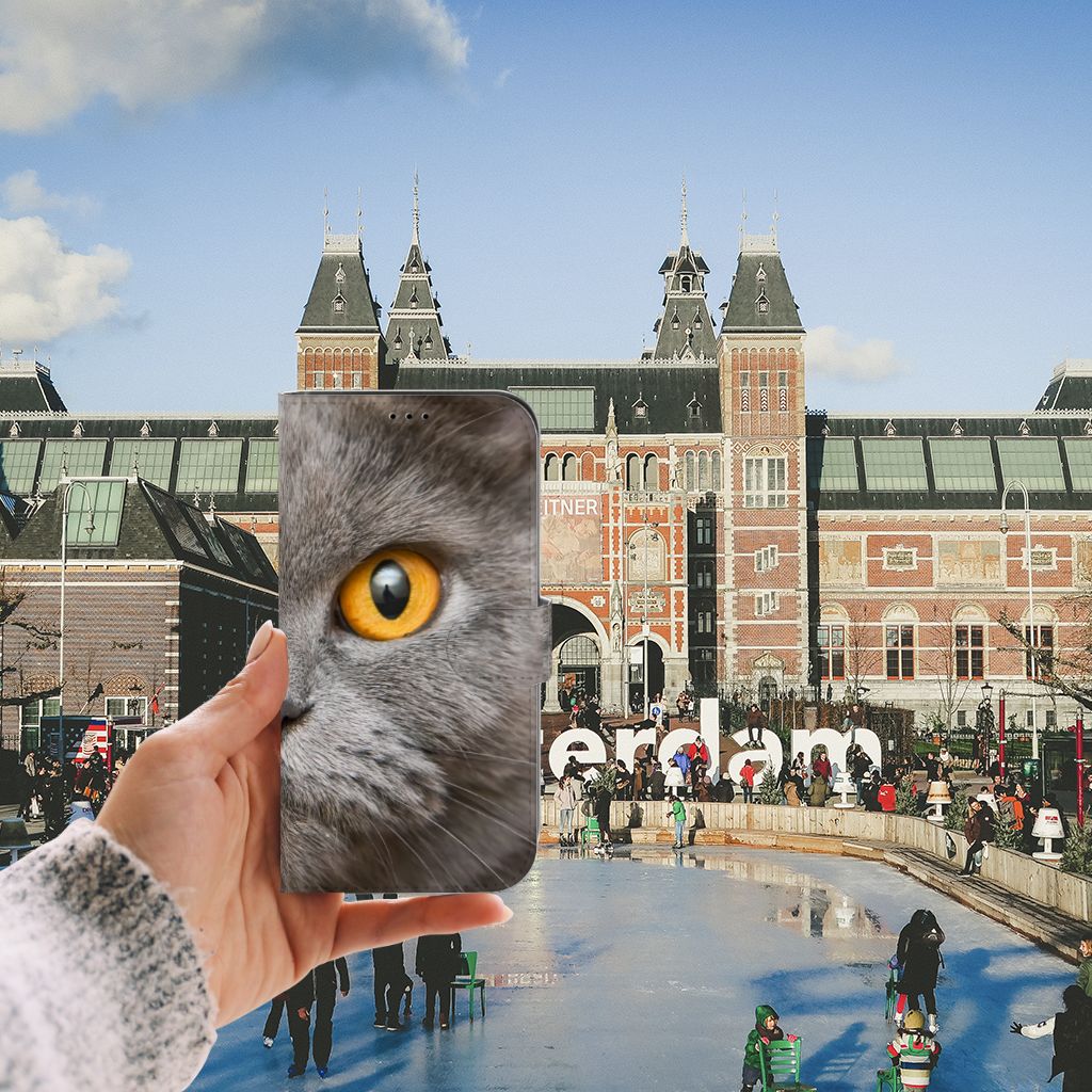iPhone 13 Pro Max Telefoonhoesje met Pasjes Britse Korthaar hand met hoesje straatzicht
