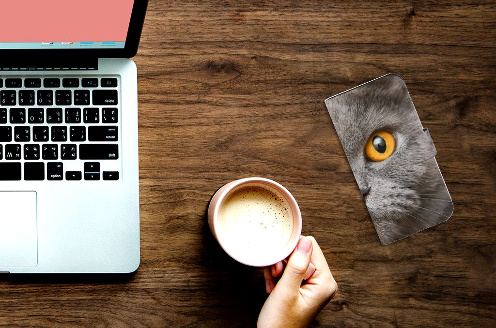 Telefoonhoesje met Pasjes iPhone 15 Pro Britse Korthaar op tafel met laptop en koffie