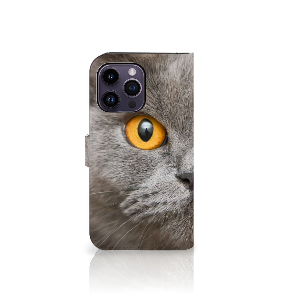 Telefoonhoesje met Pasjes iPhone 15 Pro Max Britse Korthaar met imposante blik van een grijze kat.