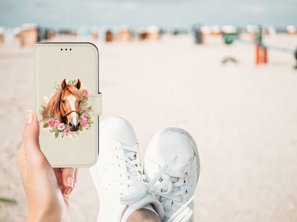 Telefoonhoesje met Pasjes voor Apple iPhone 11 Paard met bloemenontwerp in hand op het strand