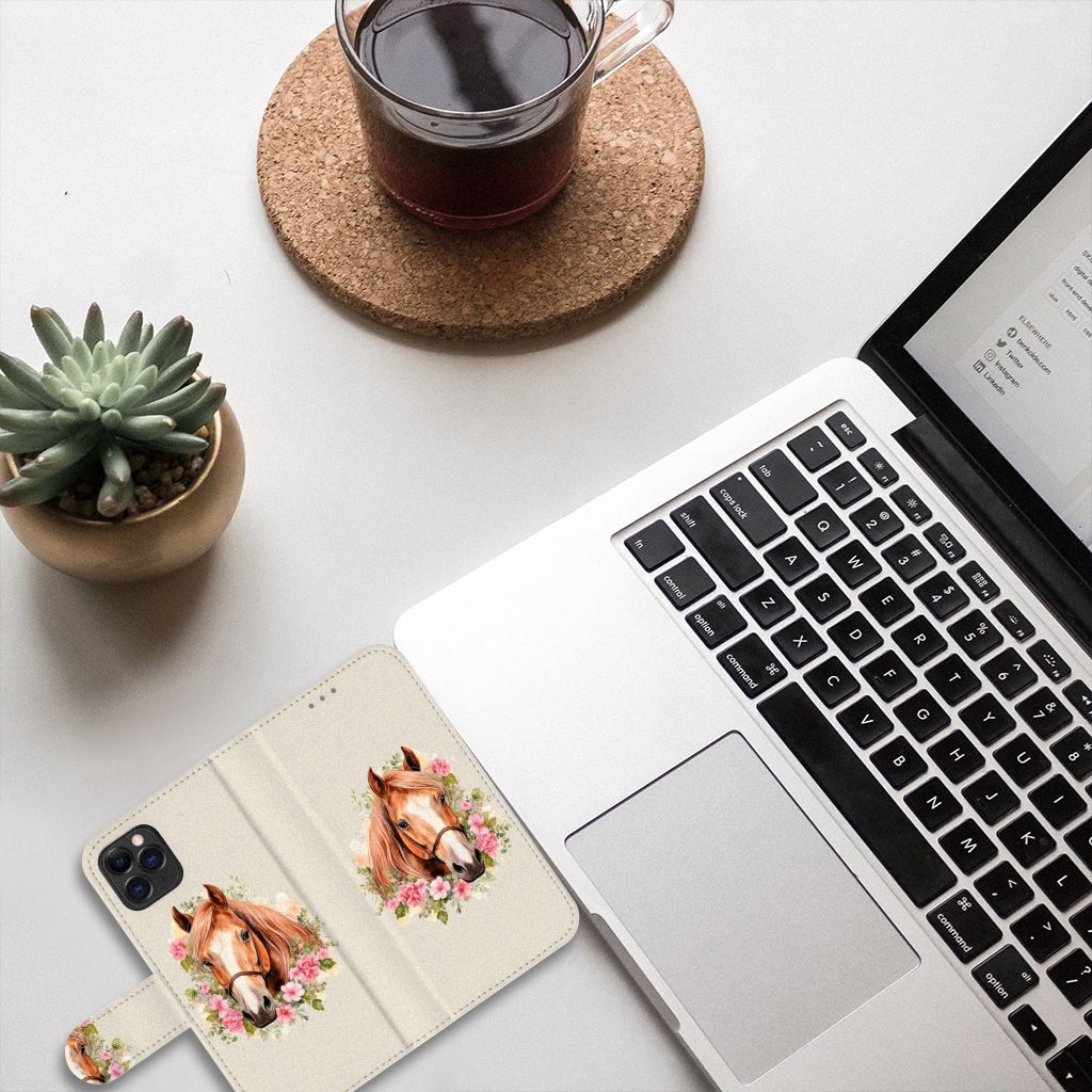 Telefoonhoesje met Pasjes voor Apple iPhone 11 Pro Paard op bureau met laptop en koffie ☕