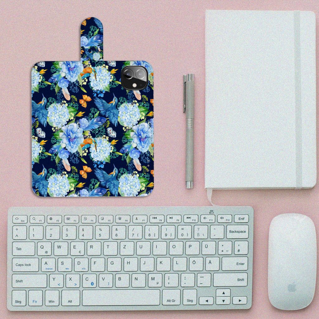 Telefoonhoesje met Pasjes voor Apple iPhone 12 Mini IJsvogel op een bureau met toetsenbord en notitieboek.