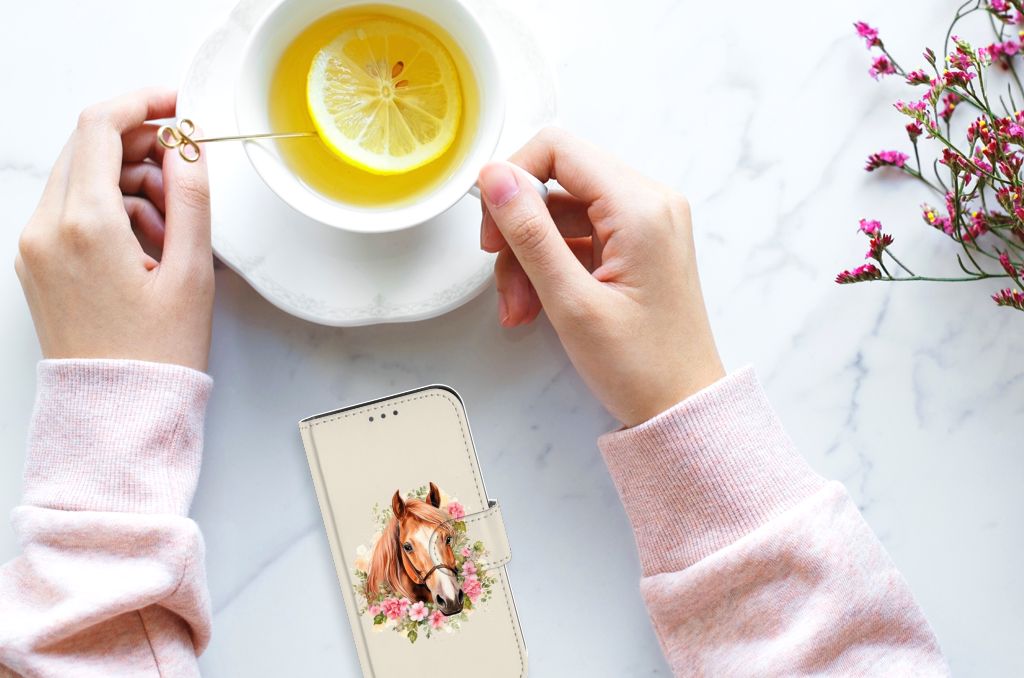 Telefoonhoesje met Pasjes voor Apple iPhone 12 Mini Paard met bloemen, trendy design bij een kopje thee 🍵.
