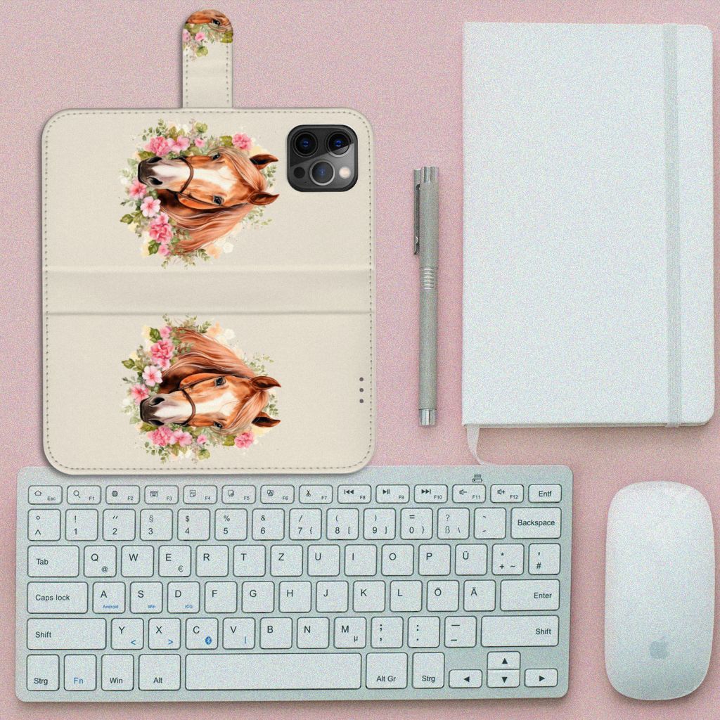 Telefoonhoesje met Pasjes voor Apple iPhone 12 Pro Max Paard met bloemen ontwerp en toetsenbord op een bureau.