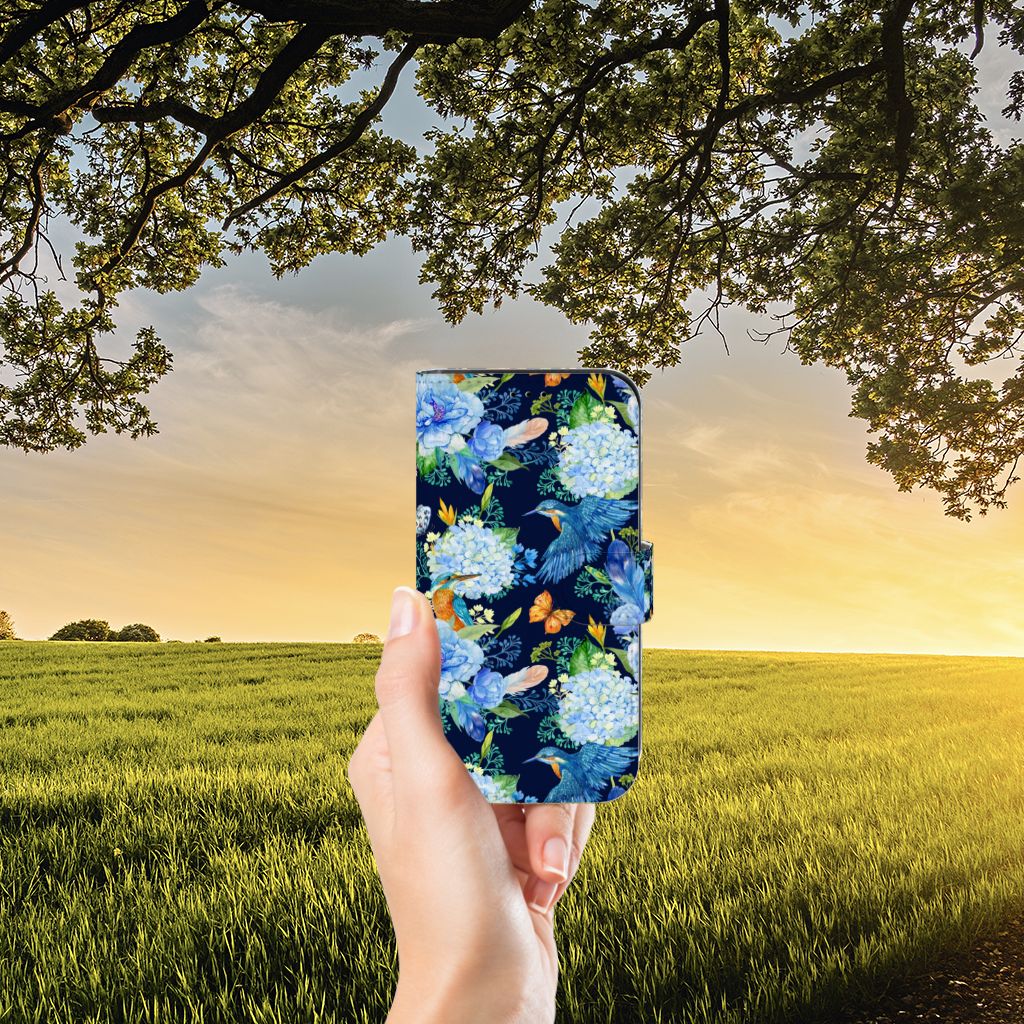Telefoonhoesje met Pasjes voor Apple iPhone 13 IJsvogel in hand, omgeven door bloemen in zonnig landschap.