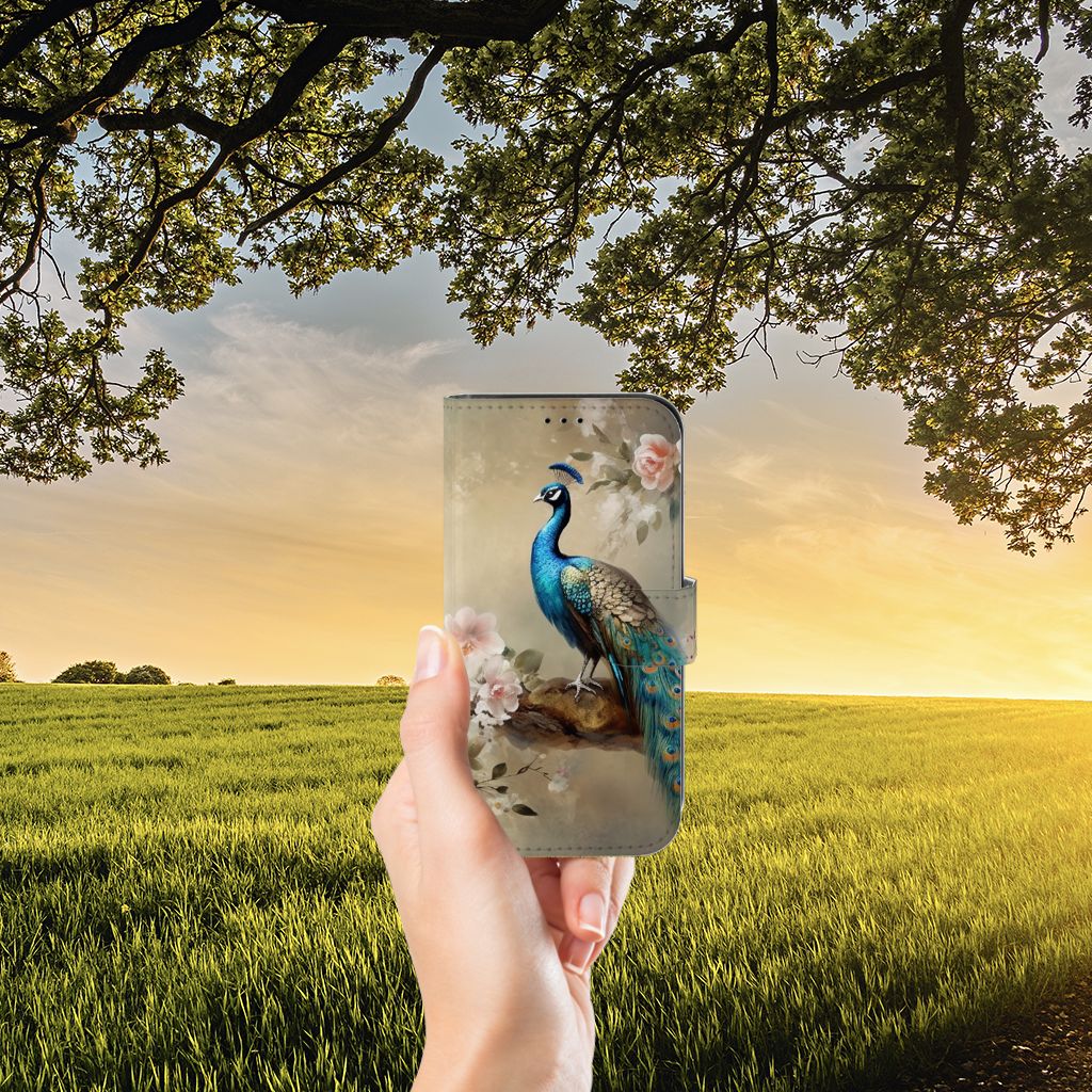 Telefoonhoesje met Pasjes voor Apple iPhone 13 Vintage Pauwen met een pauw en bloemen in een zonsondergang.