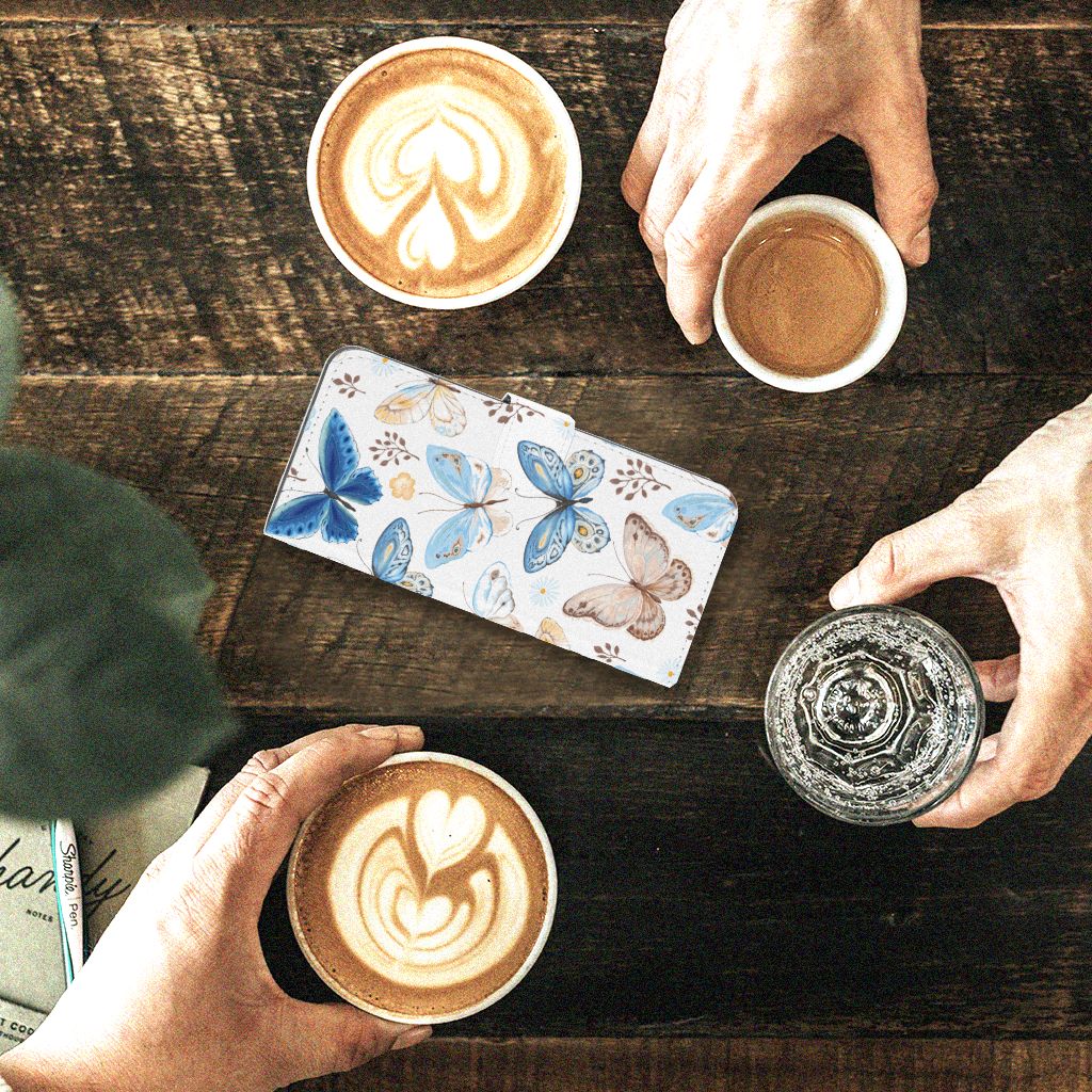 Fairphone 5 Telefoonhoesje met Pasjes Vlinder aanzicht bovenop houten tafel met koffie