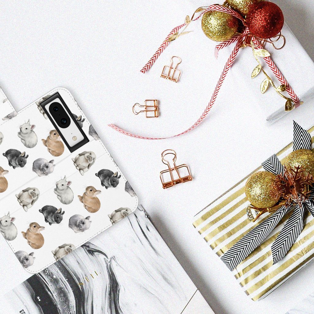 Telefoonhoesje met Pasjes voor Google Pixel 8 Konijntjes op een stijlvolle tafel met cadeautjes en decoraties.