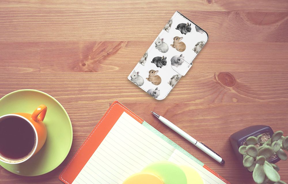 Telefoonhoesje met Pasjes voor Google Pixel 8 Konijntjes op een bureau met een groene theepot en notitieboek.