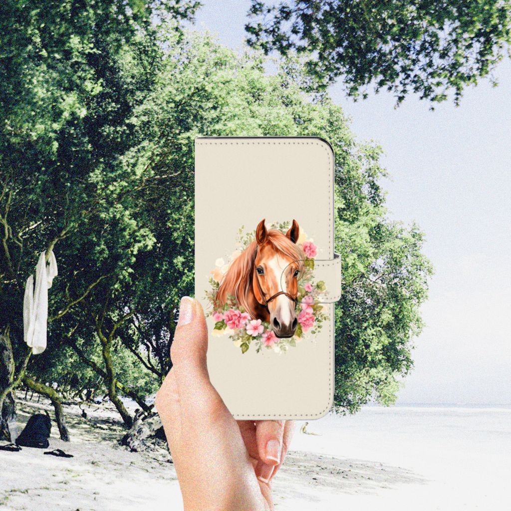 Telefoonhoesje met Pasjes voor Motorola Moto G53 Paard met bloemen in een natuurlijke omgeving 🌸.