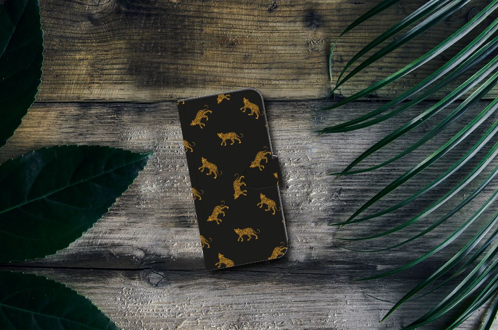 Telefoonhoesje met Pasjes voor Nokia C12 Leopards op een houten achtergrond, met een stoere luipaardprint 🐆.