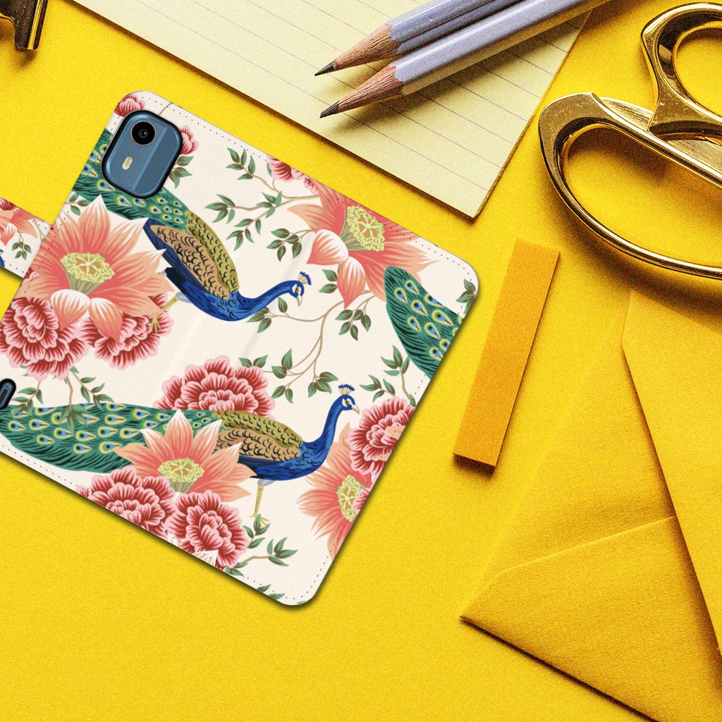 Nokia C12 Telefoonhoesje met Pasjes Pink Peacock bovenkant met bloemen en pauwen