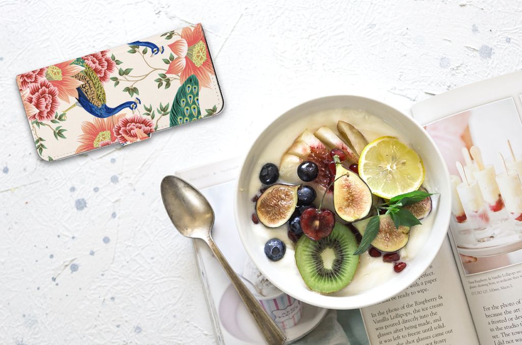 Telefoonhoesje met Pasjes voor Nokia G42 Pink Peacock design pauw boven bowl fruit salade