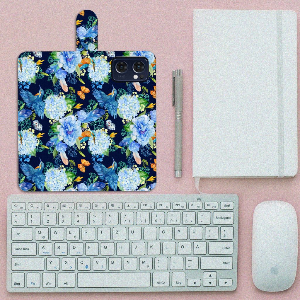 Telefoonhoesje met Pasjes voor OPPO Find X5 Lite | Reno 7 5G IJsvogel met bloemenprint, naast een toetsenbord en notitieboek.