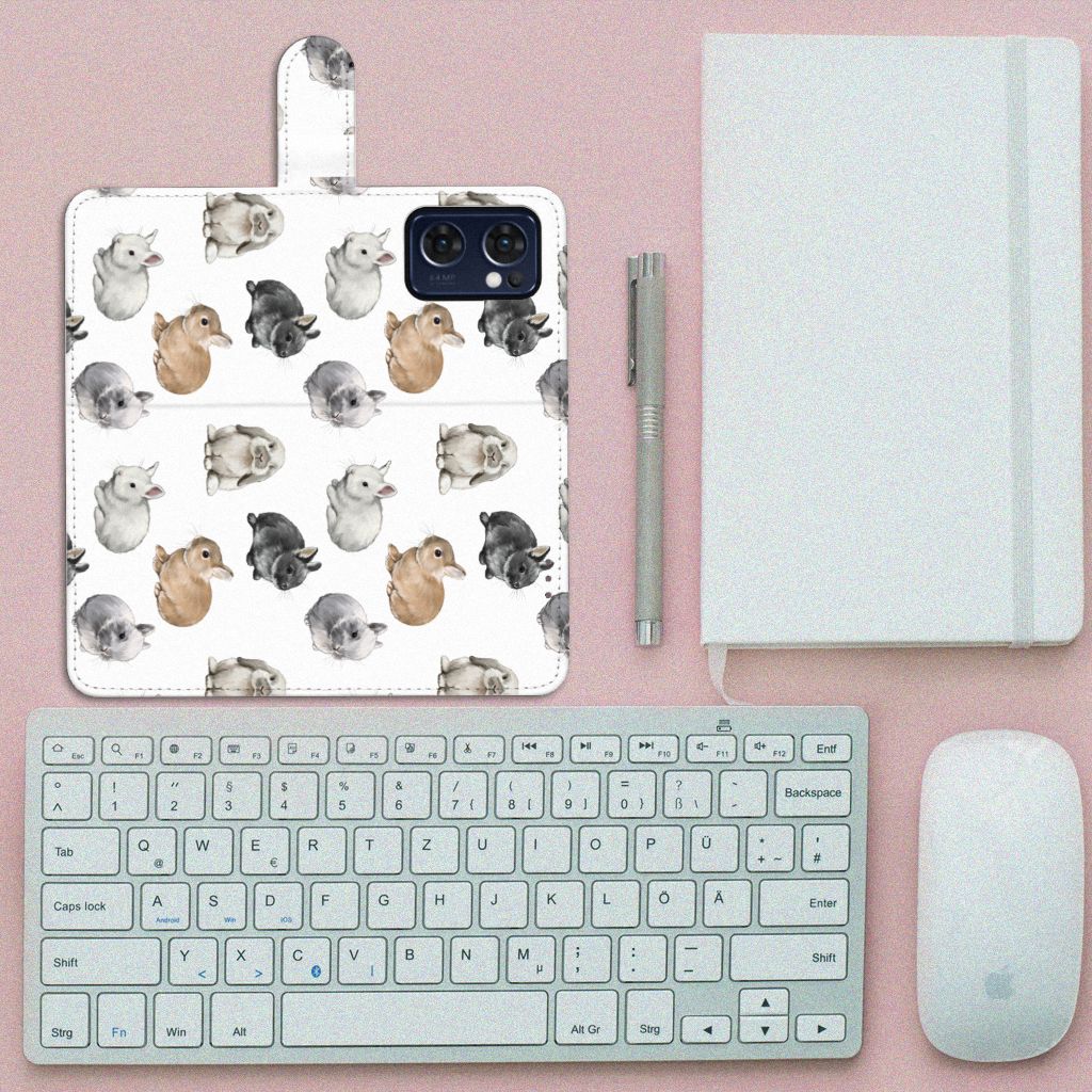 Telefoonhoesje met Pasjes voor OPPO Find X5 Lite | Reno 7 5G Konijntjes met schattige konijnendesign op tafel naast toetsenbord.