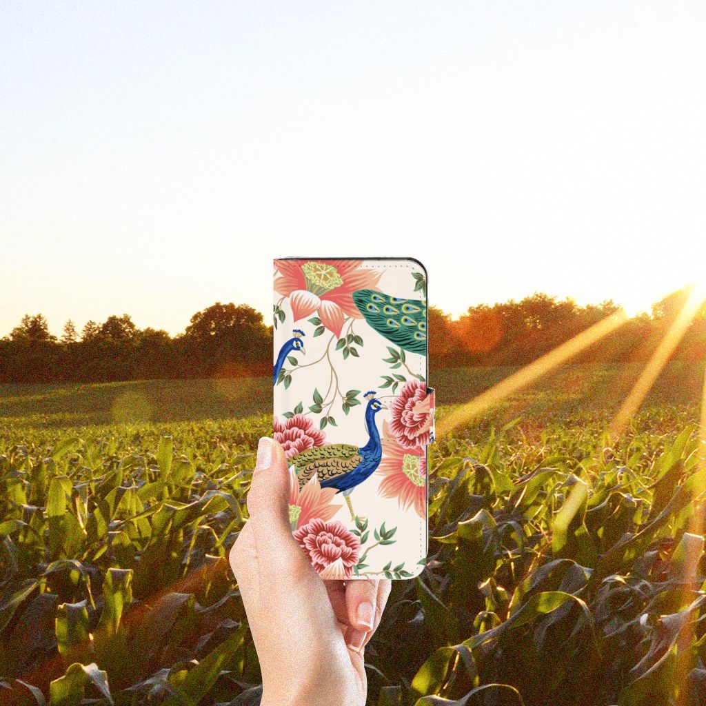 Telefoonhoesje met Pasjes voor OPPO Reno8 T 4G Pink Peacock in hand met bloemen en pauwen, stralende zon 🤩