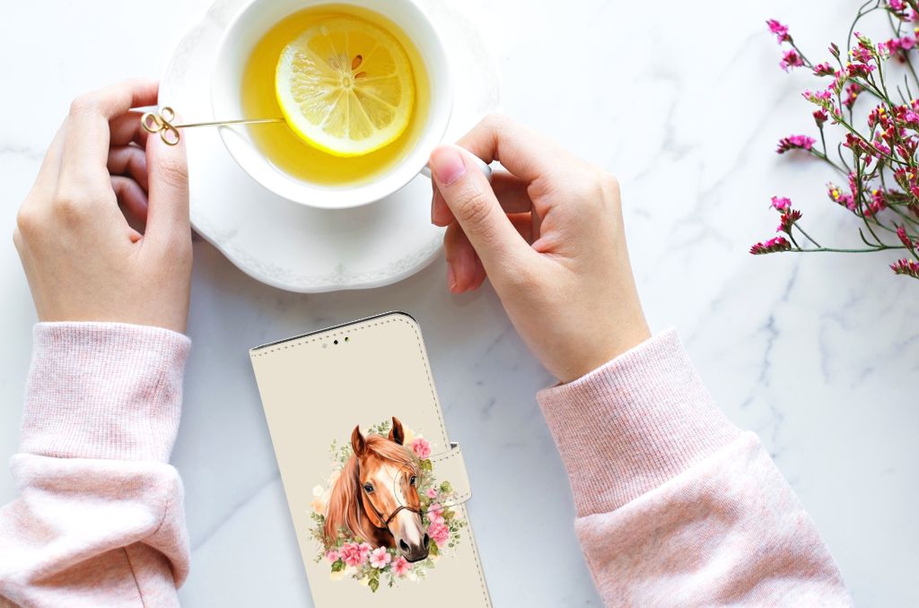 Telefoonhoesje met Pasjes voor Samsung Galaxy A03 Paard naast een kopje thee met citroen en bloemen.