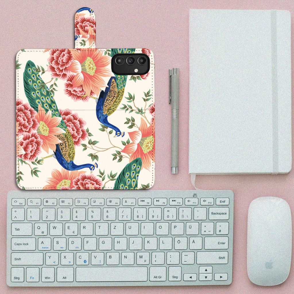 Telefoonhoesje met Pasjes voor Samsung Galaxy A14 4G Pink Peacock op een bureau met toetsenbord en notitieboek.