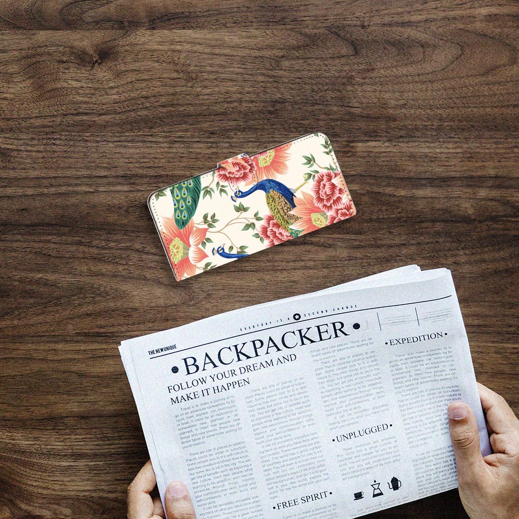 Telefoonhoesje met Pasjes voor Samsung Galaxy A14 4G Pink Peacock op een houten tafel met een krant ernaast.