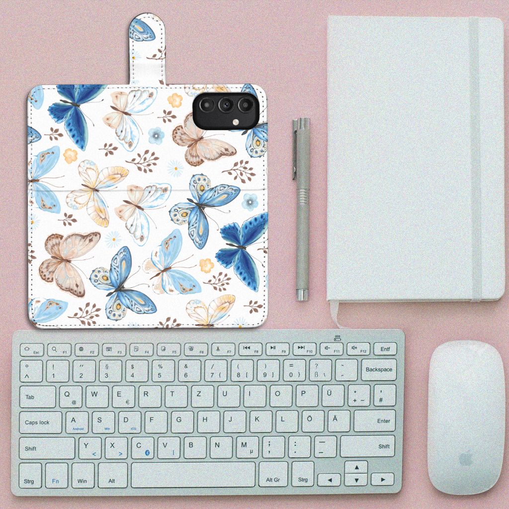 Telefoonhoesje met Pasjes voor Samsung Galaxy A14 4G Vlinder boven een toetsenbord en notitieboek.