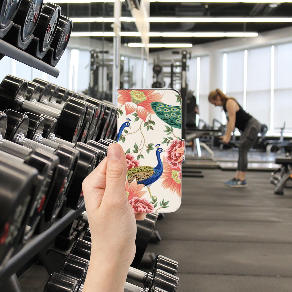 Samsung Galaxy S24 Telefoonhoesje met Pasjes Pink Peacock hand in gym aanzicht