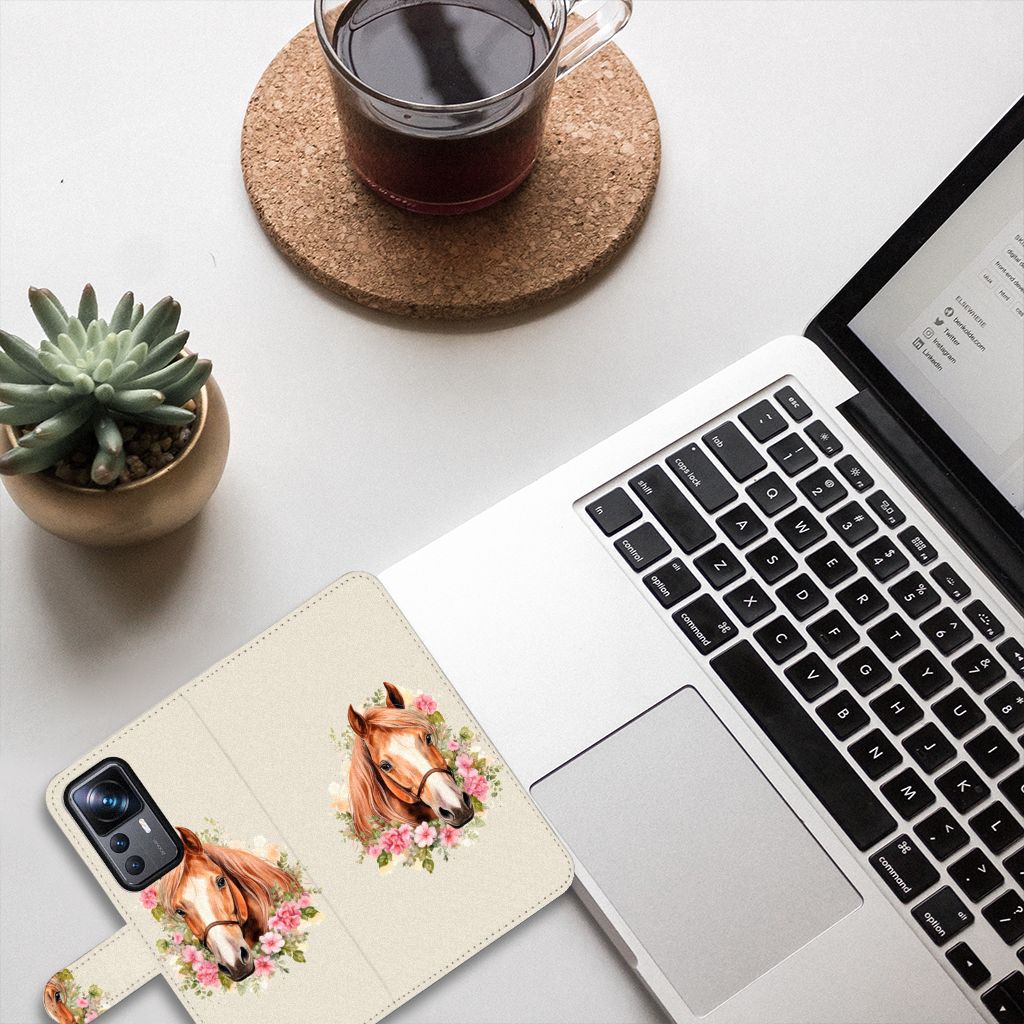 Telefoonhoesje met Pasjes voor Xiaomi 12T | 12T Pro Paard op bureau met laptop en planten. Perfect cadeau voor paardenliefhebbers!