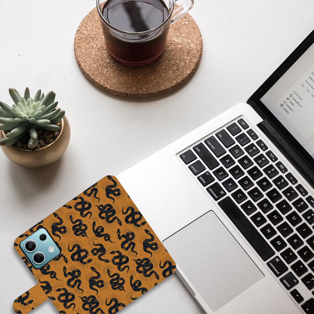 Telefoonhoesje met Pasjes voor Xiaomi Redmi Note 13 5G Snakes op een bureau met een laptop en een plant 🌵.
