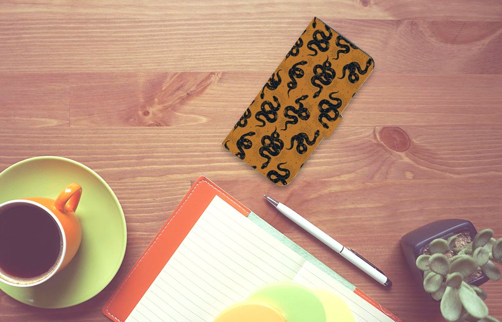 Telefoonhoesje met Pasjes voor Xiaomi Redmi Note 13 5G Snakes op houten tafel met koffiekop en notitieboek.