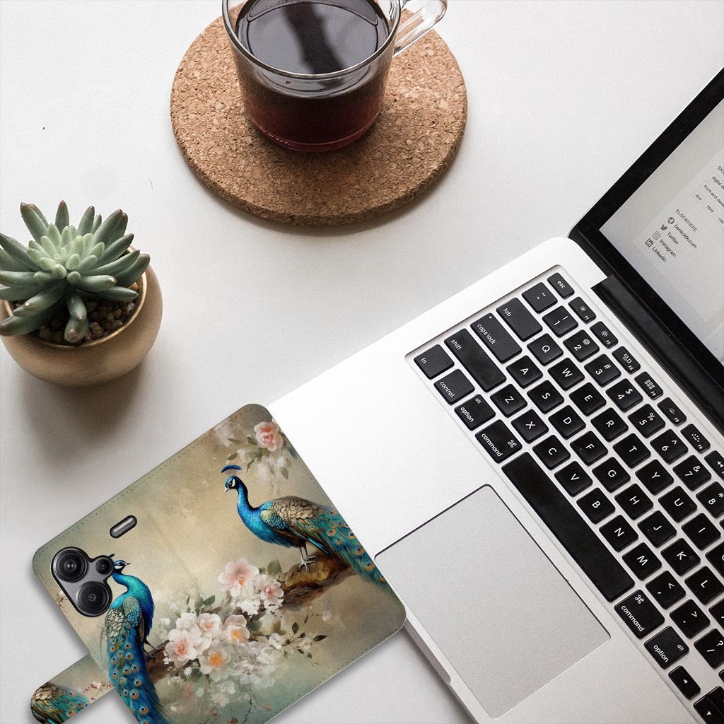 Telefoonhoesje met Pasjes voor Xiaomi Redmi Note 13 Pro Plus Vintage Pauwen op bureau met laptop en planten.