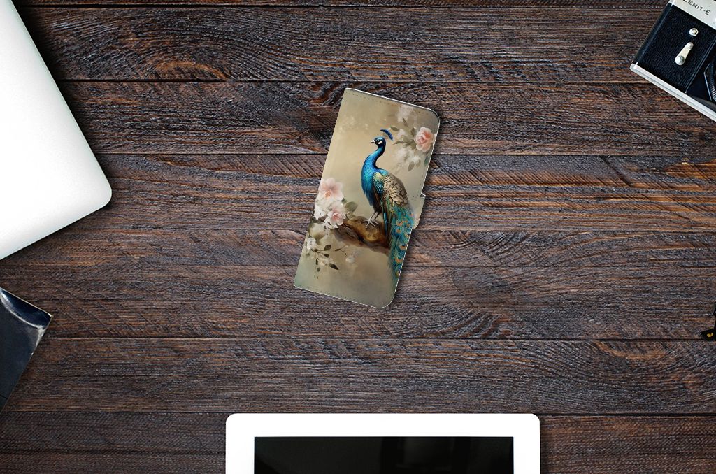 Telefoonhoesje met Pasjes voor Xiaomi Redmi Note 13 Pro Plus Vintage Pauwen op een houten tafel voor gebruiksgemak en uitstraling.