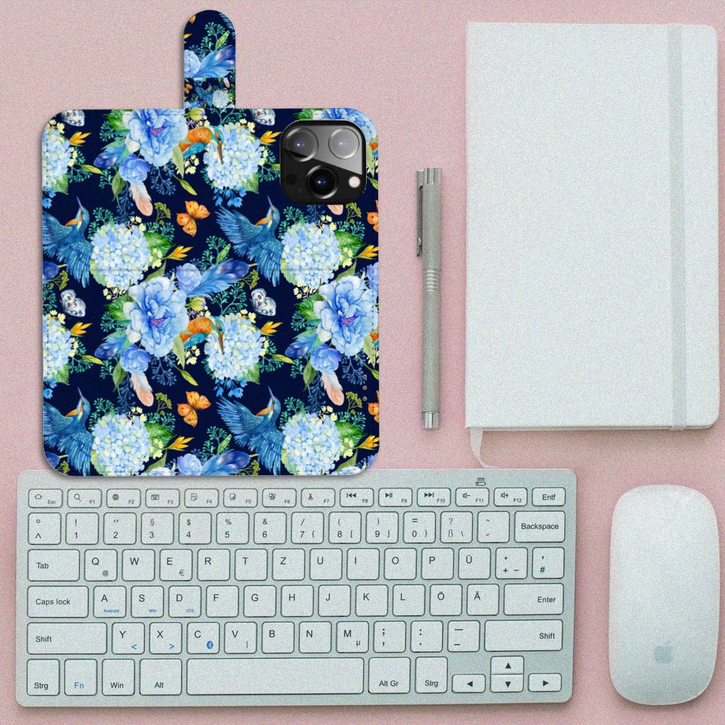 Telefoonhoesje met Pasjes voor iPhone 14 Pro Max IJsvogel met bloemen en vlinders op een bureau.