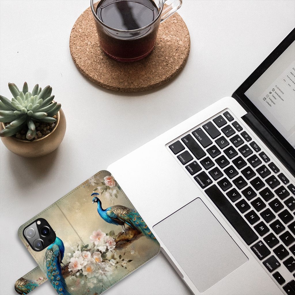 Telefoonhoesje met Pasjes voor iPhone 14 Pro Vintage Pauwen op een bureau met een laptop en koffie.