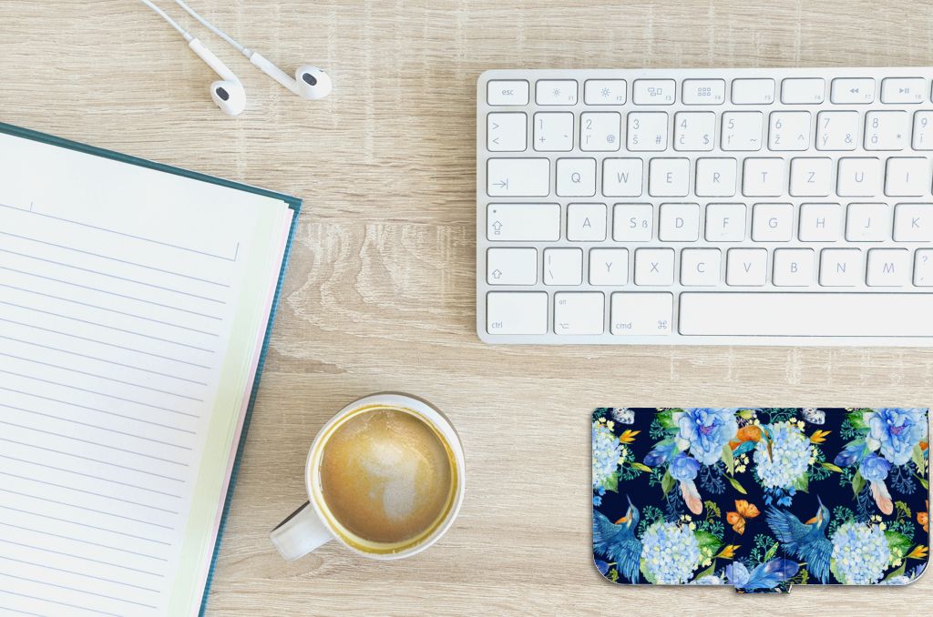 Telefoonhoesje met Pasjes voor iPhone 15 Plus IJsvogel bloemen design bovenaanzicht werkplek