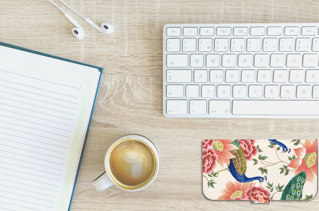 Telefoonhoesje met Pasjes voor iPhone 15 Plus Pink Peacock op bureau met koffie en toetsenbord.