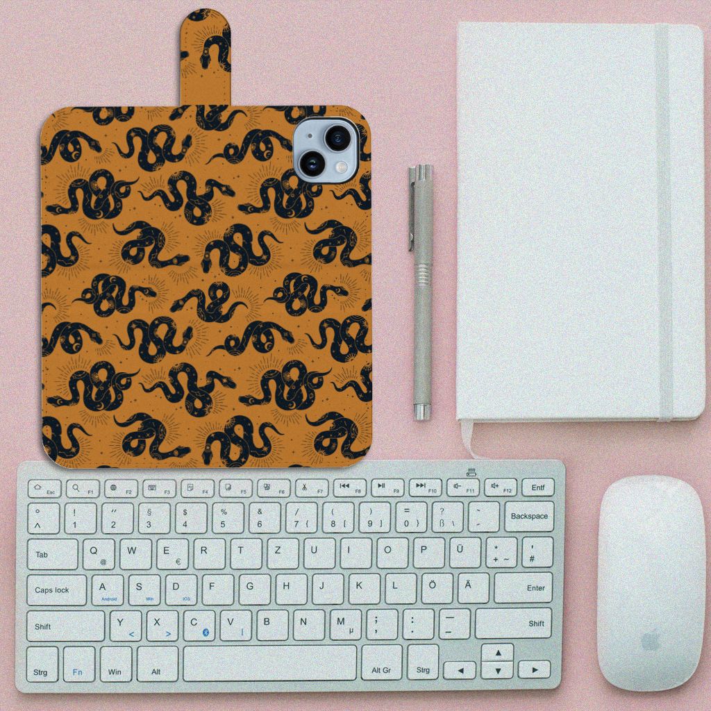 Telefoonhoesje met Pasjes voor iPhone 15 Plus Snakes met slangenpatroon, perfect voor stijlbewuste gebruikers 🐍.